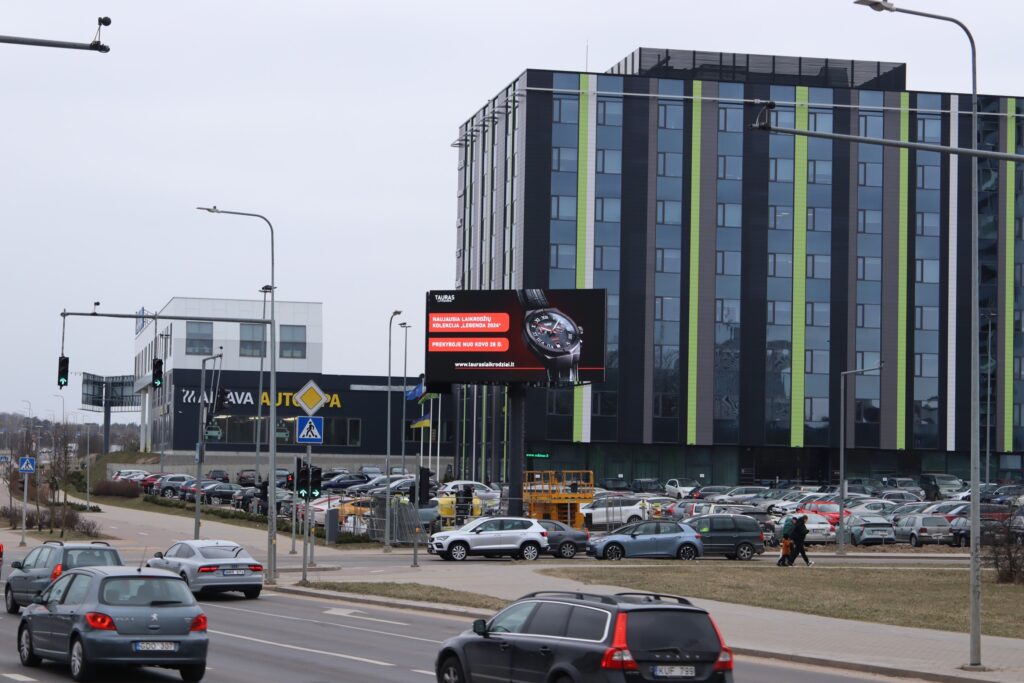 Modernus LED ekranas Vilniuje, transliuojantis ryškius vaizdus, įrengtas 2024 m