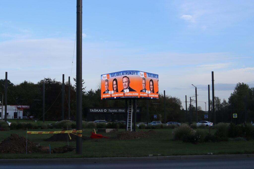 Kaune, Baršausko gatvėje įrengtas modernus LED lauko ekranas, skirtas efektyviai reklamai ir vaizdo turiniui rodyti. Aukštos kokybės reklamos sprendimai lauko erdvėms.